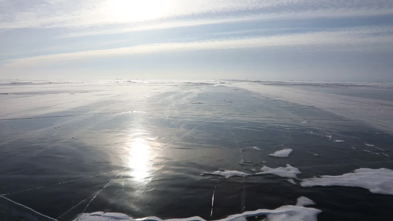 白雪在贝加尔湖的冰面上飞舞视频素材