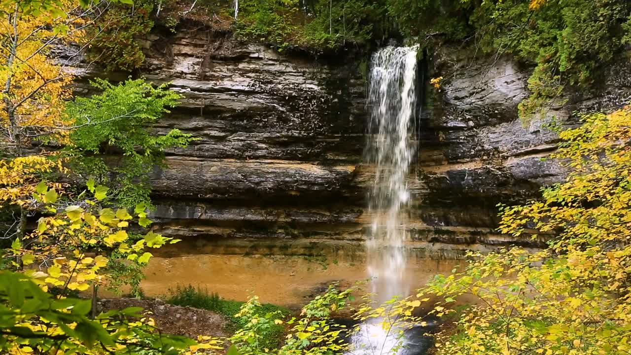 Munising Falls秋季循环视频素材