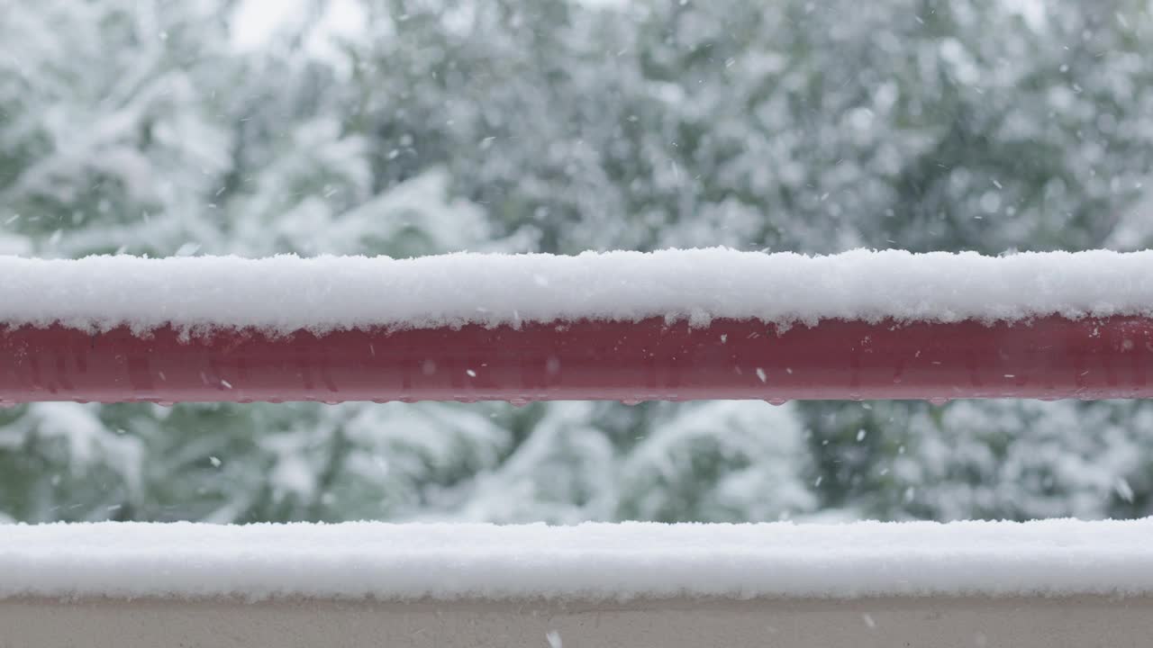 它是下雪的近景阳台墙和栏杆视频下载