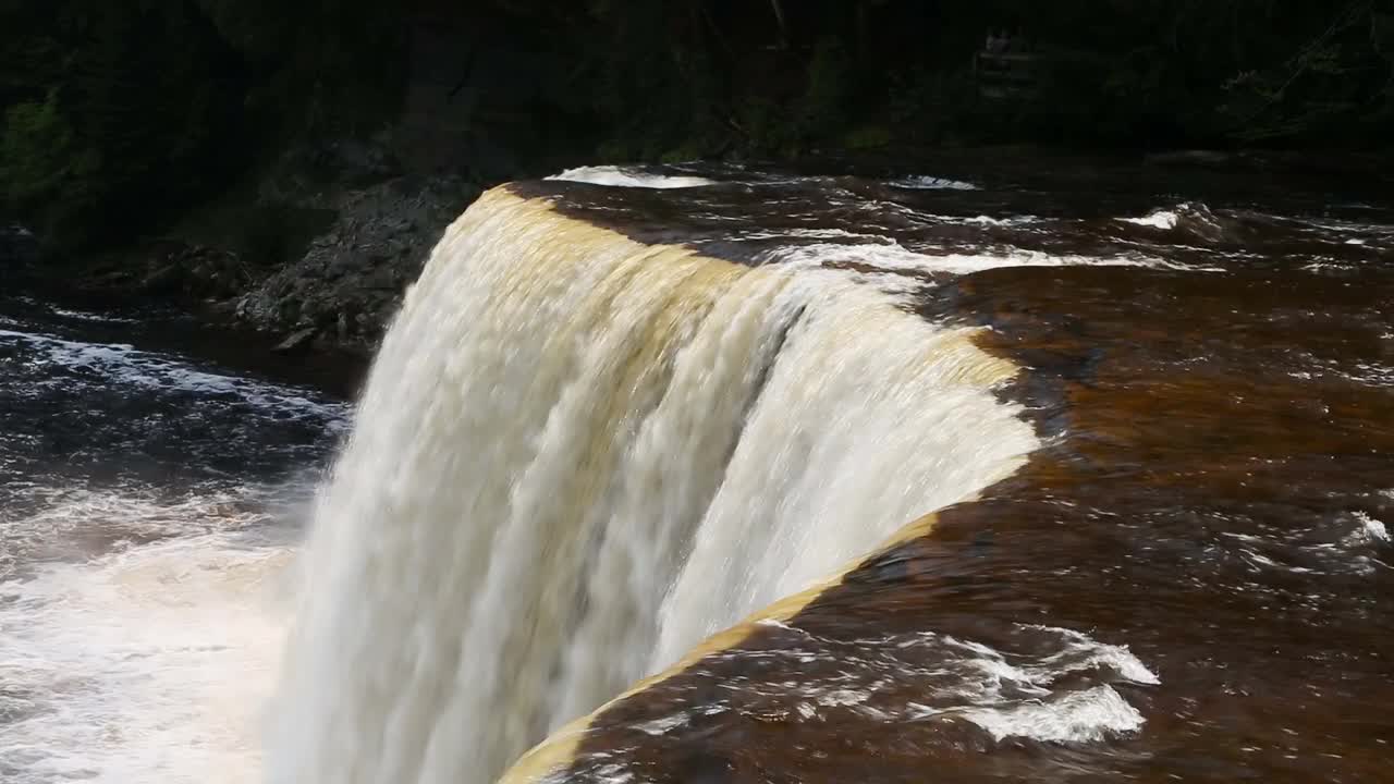 Tahquamenon边缘的循环视频素材