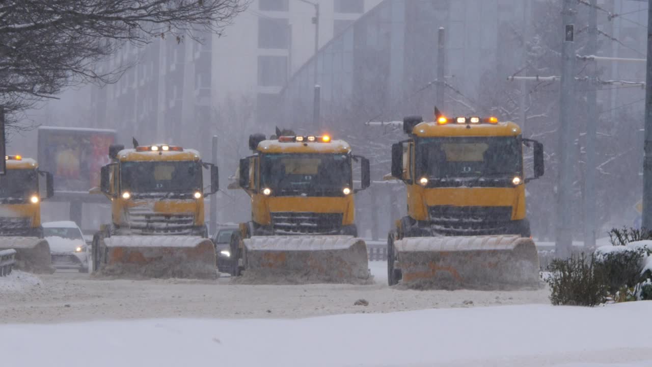 一排一排的扫雪车和盐渍车视频素材