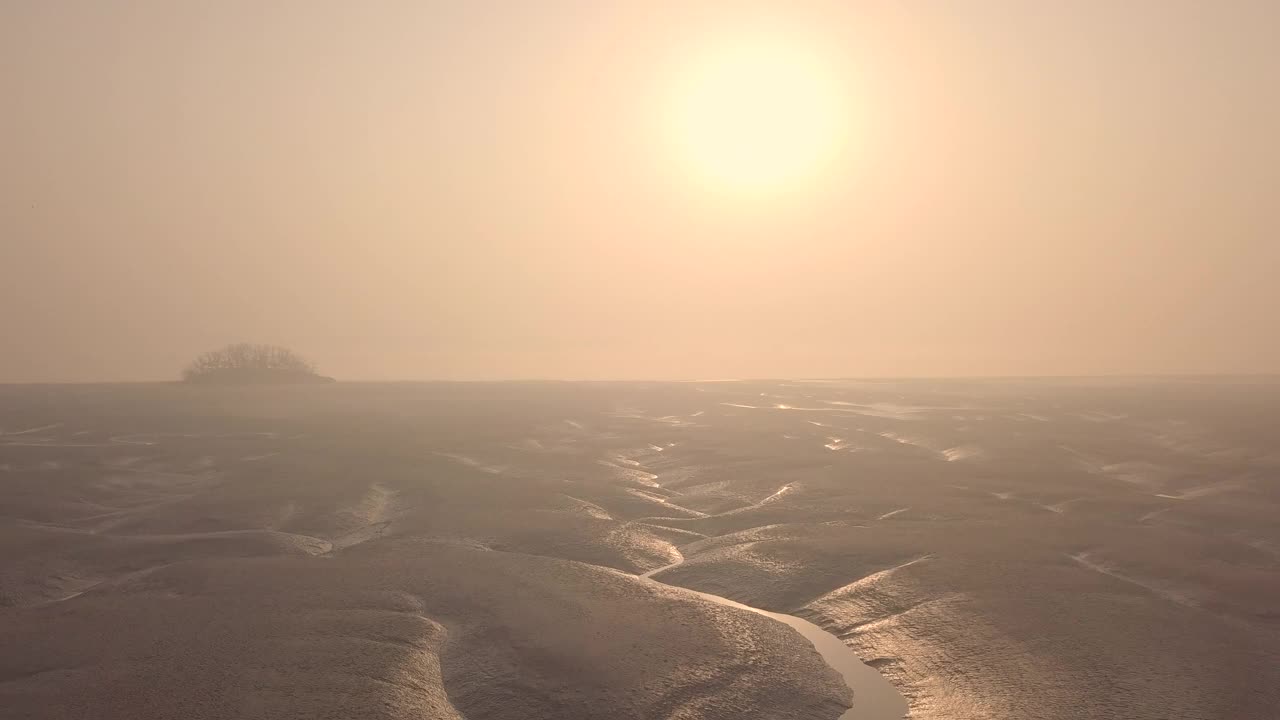 韩国仁川江花岛泥滩的日出景色视频素材