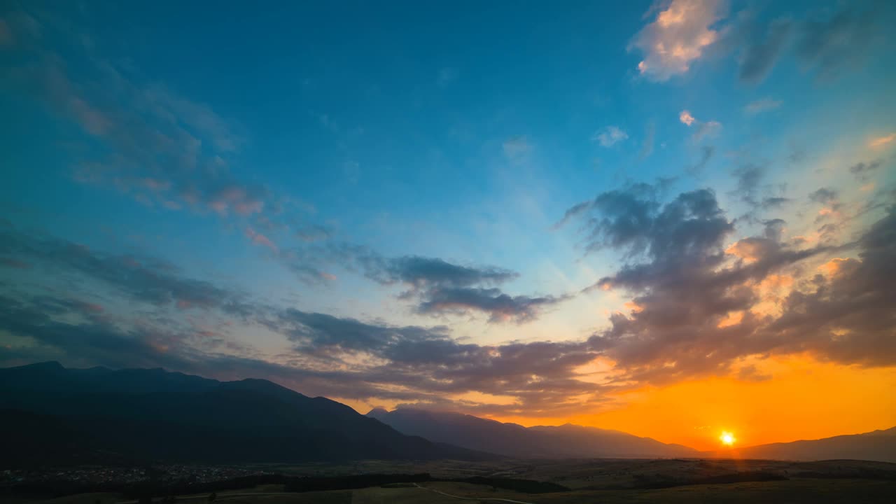 白昼到黑夜的时间流逝。山上的日落风景如画视频素材