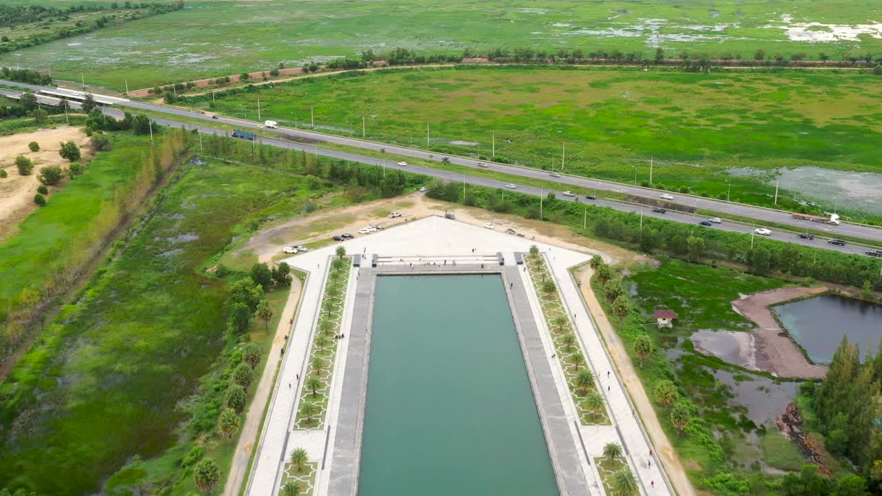 泰国绿地附近高速公路上的汽车鸟瞰图视频素材