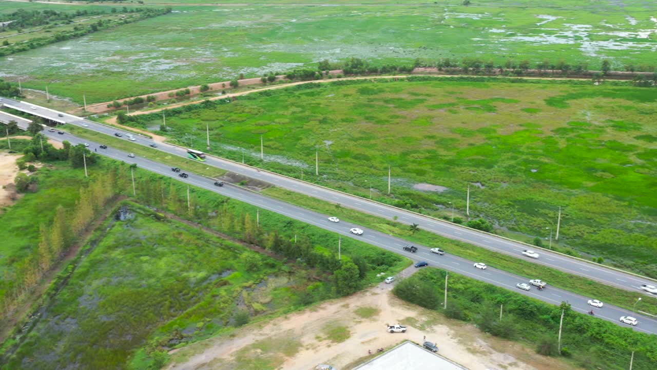 泰国绿地附近高速公路上的汽车鸟瞰图视频素材