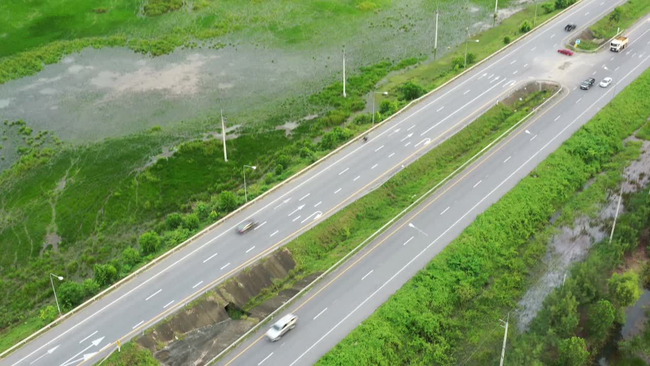 泰国绿地附近高速公路上的汽车鸟瞰图视频素材