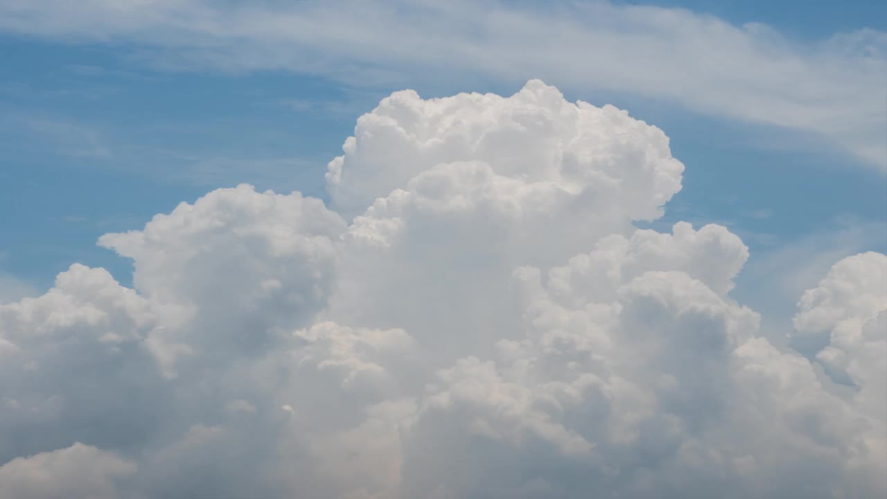 蓝天白云。4K时间流逝，美丽的天空与云背景，天空与云天气自然云蓝色。开放的天空云团棉花云背景蓝色户外移动云视频素材