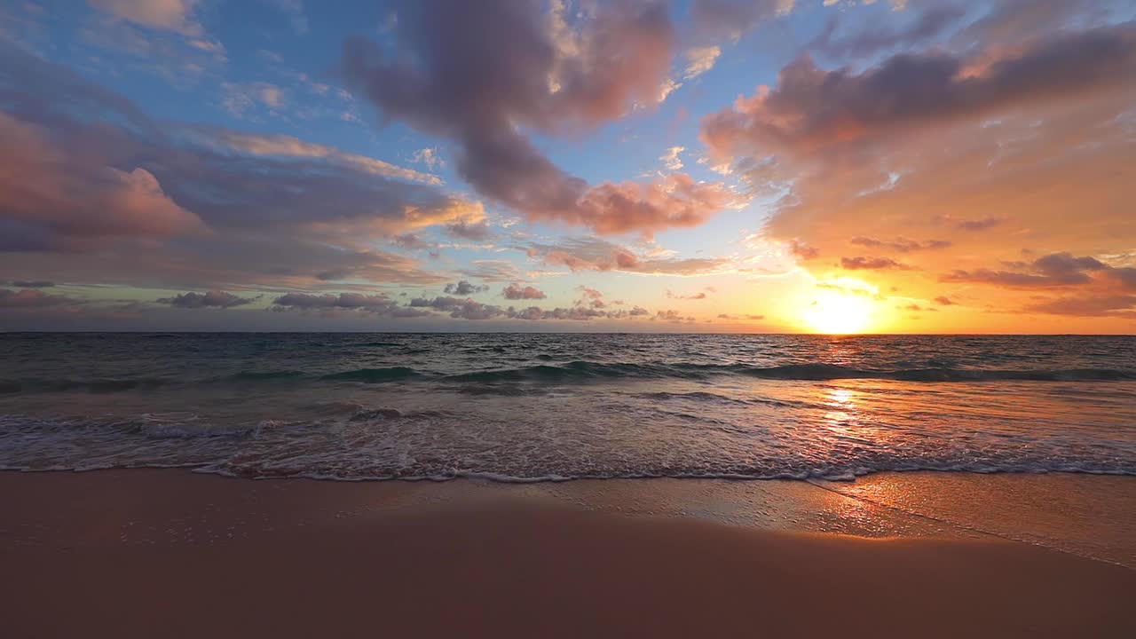 热带海岸的海洋海滩日出视频素材