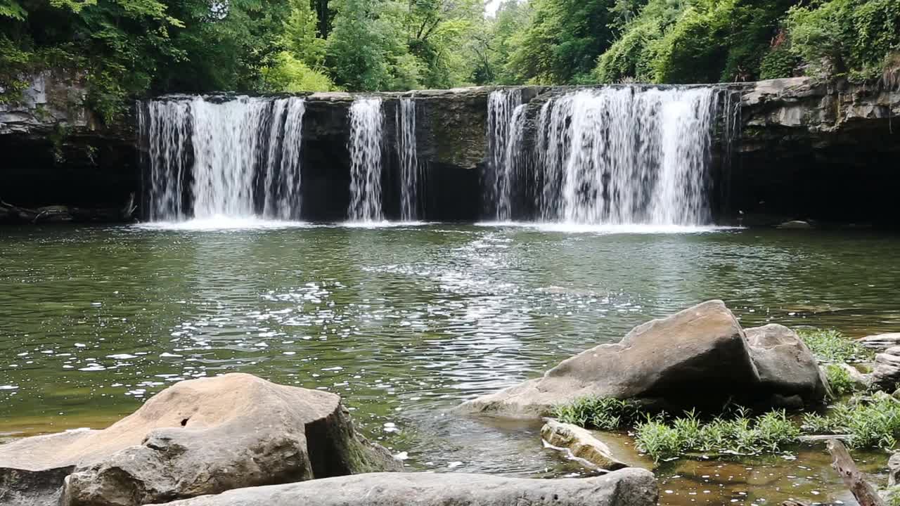 夏天在勒德洛瀑布圈视频素材