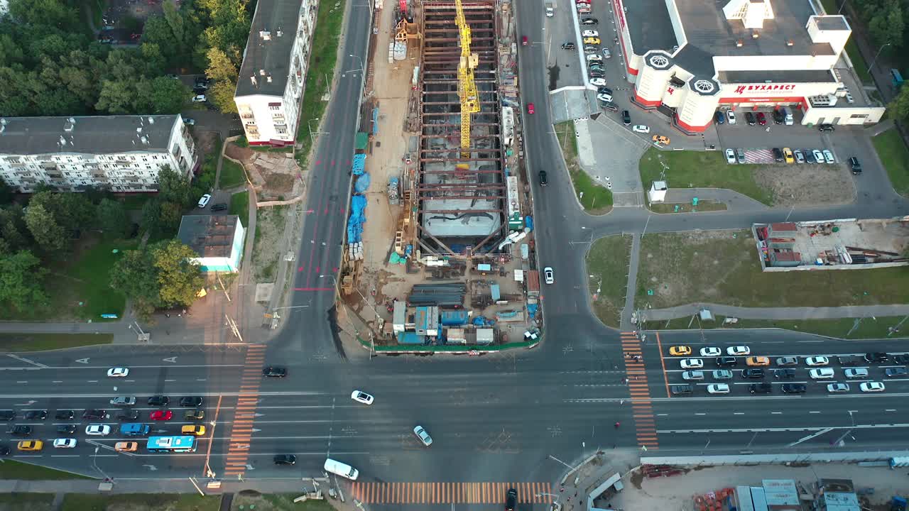 城市街道下的地铁架空视频素材