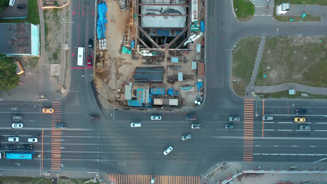 地铁施工现场鸟瞰图下的道路与交通视频素材