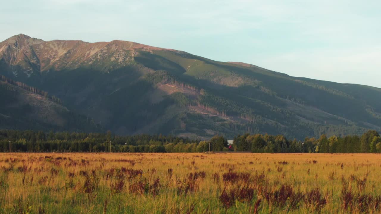 在晴朗的秋日，全景拍摄西部Tatras (Zapadne Tatry, Liptov地区)，Krivan峰(斯洛伐克符号)在末端，绿色草地在前景视频素材