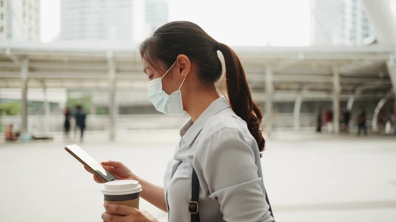 亚洲女商人给戴着面具的年轻女子的电话留言视频素材