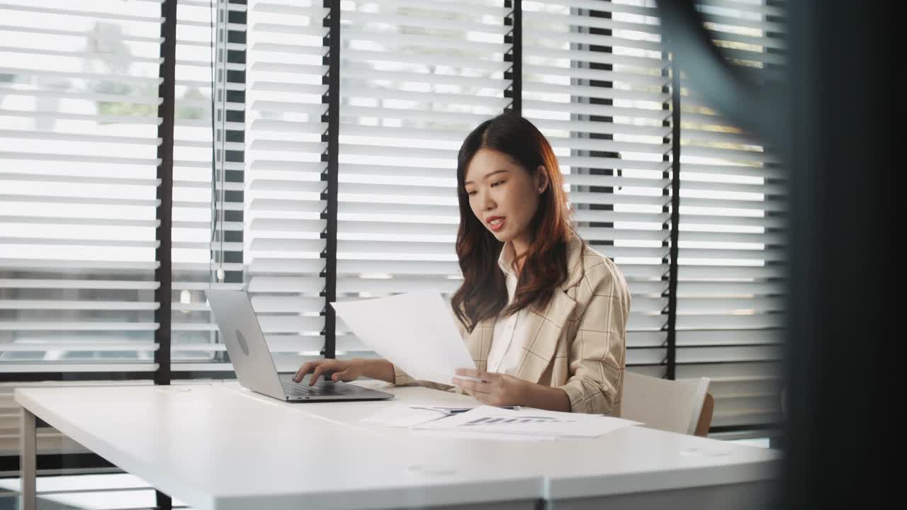 在办公室工作的亚洲女商人视频素材