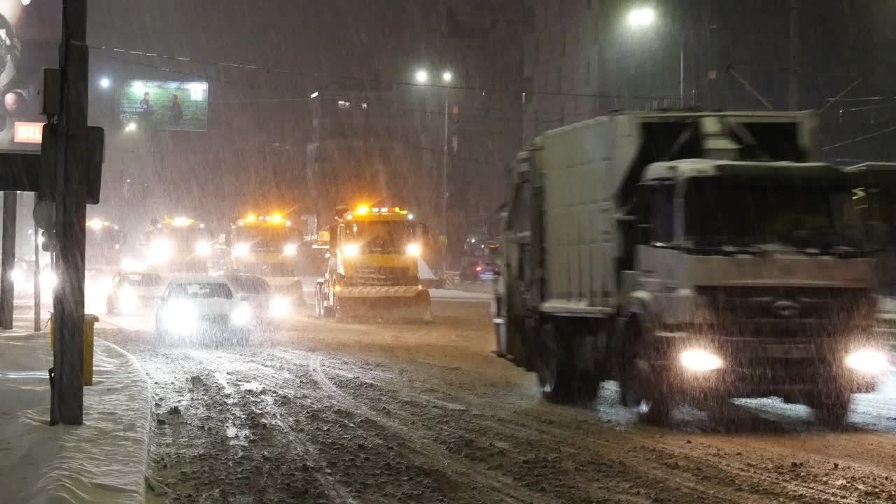 一排一排的扫雪车和盐渍车视频素材