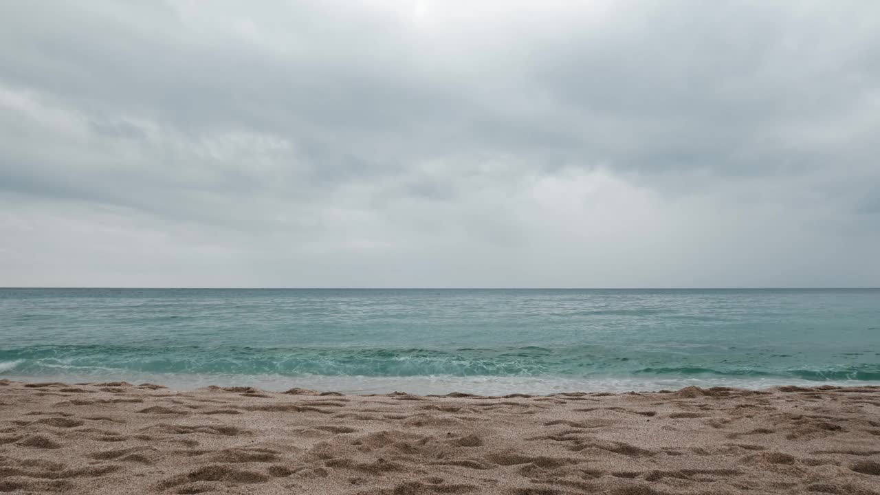 积极的女人在海边跑步。女士正在沙滩上进行体能耐力训练。运动的女人在夏天有风的一天在沙滩上跑步。女孩在海岸线上锻炼视频素材