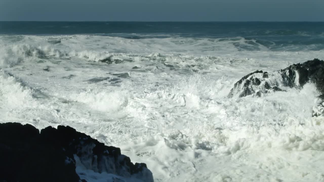 巨浪冲击着多岩石的海岸视频下载