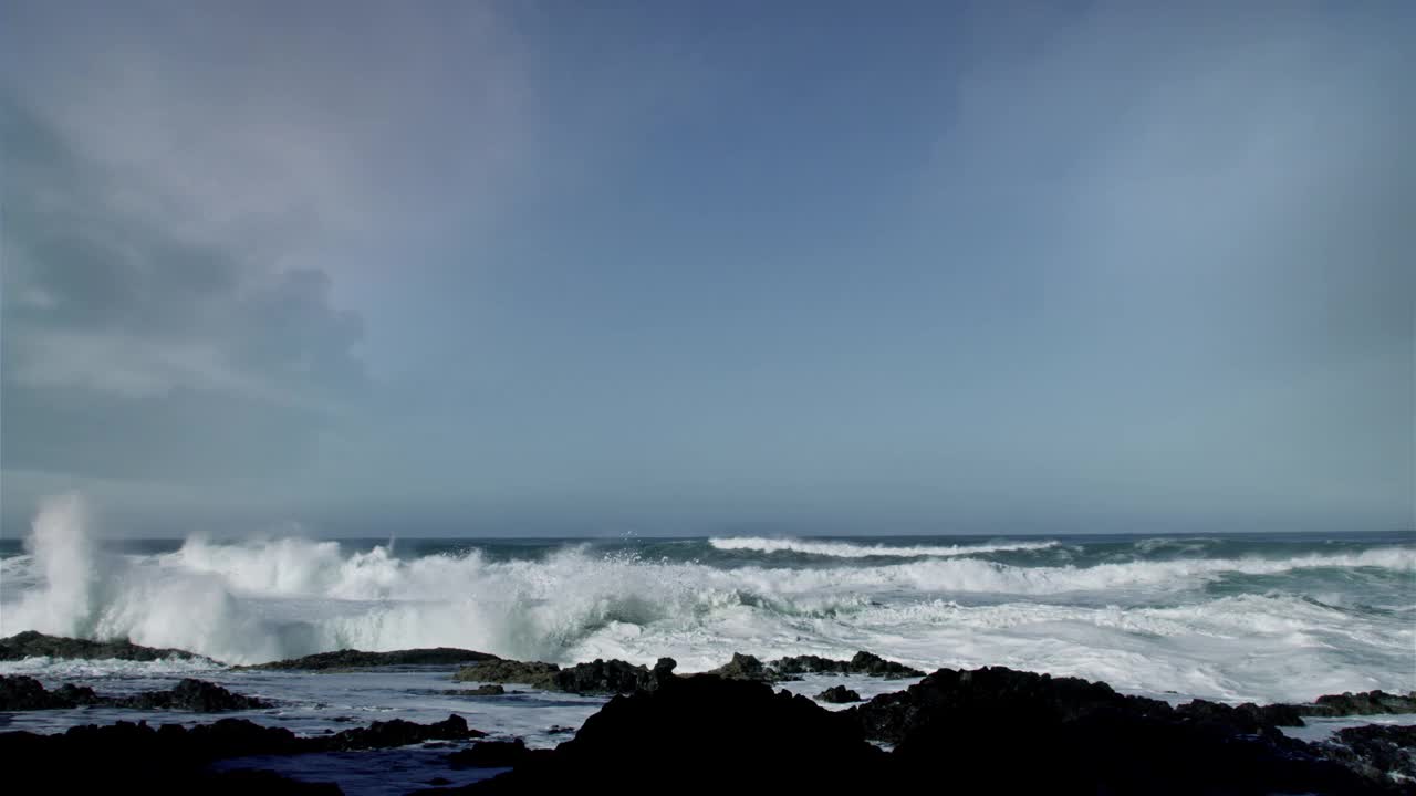 巨浪冲击着多岩石的海岸视频素材