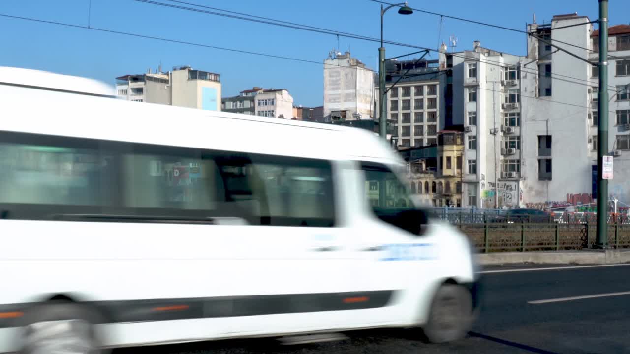 伊斯坦布尔加拉塔桥上的交通流量视频素材