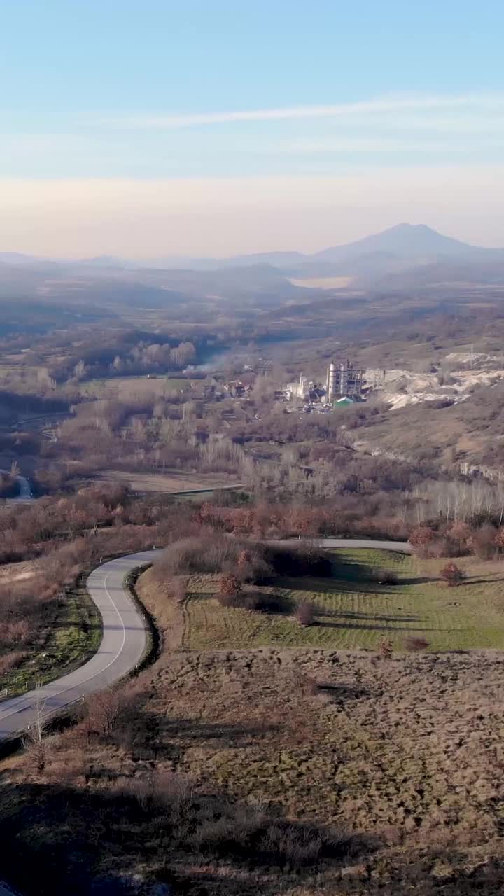 穿越森林的公路旅行视频素材