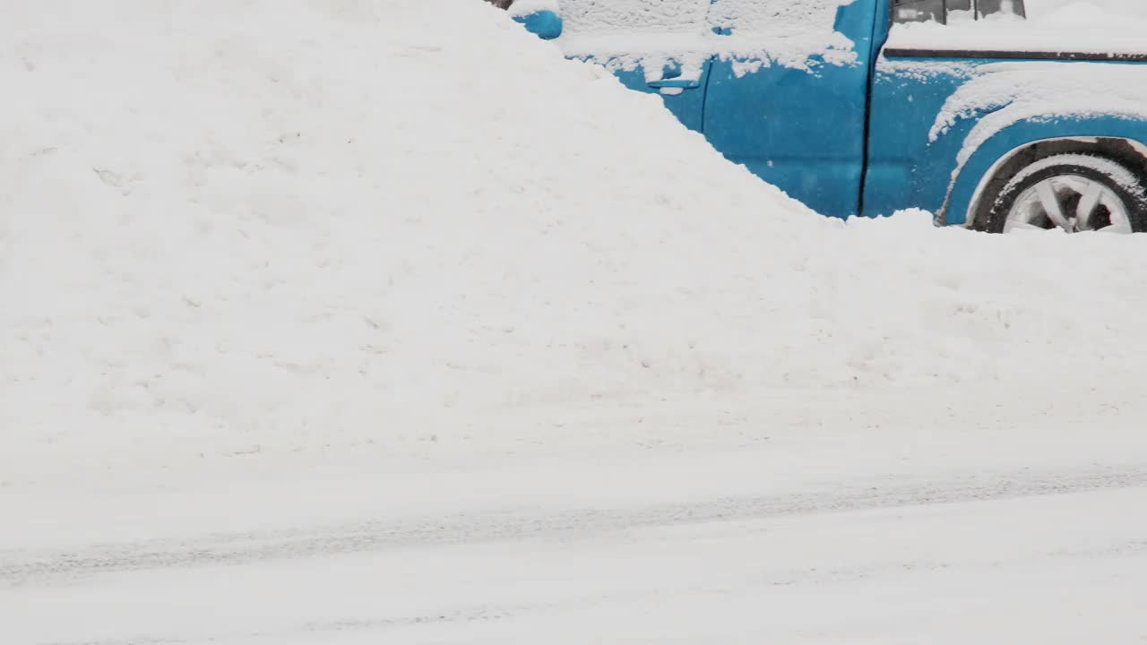 停车场里有五辆车，上面覆盖着厚厚的积雪。冬季风暴视频素材