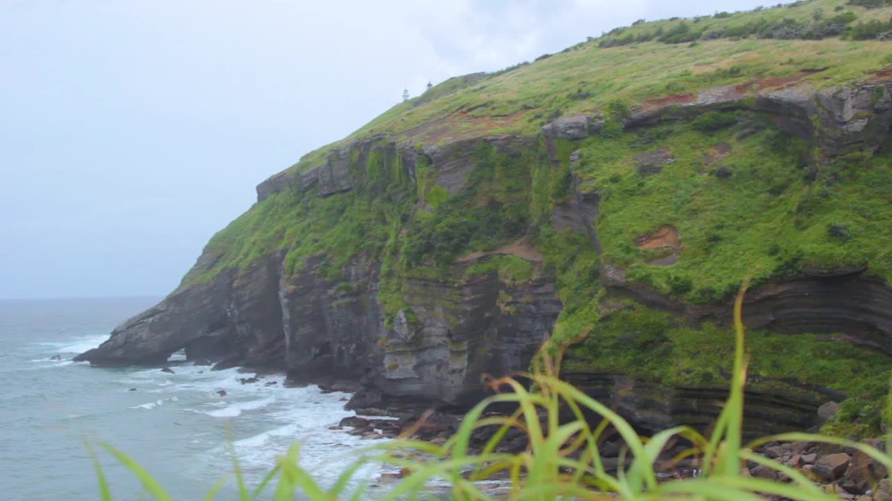 海与幽岛灯塔，一个小岛附近的济州岛，韩国视频素材