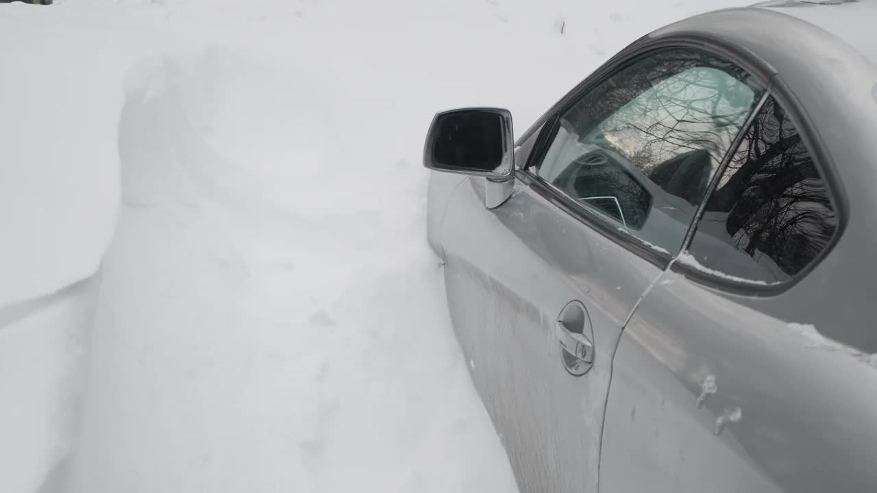 客车，它的引擎盖埋在雪里。车门也被雪堆堵住了视频素材