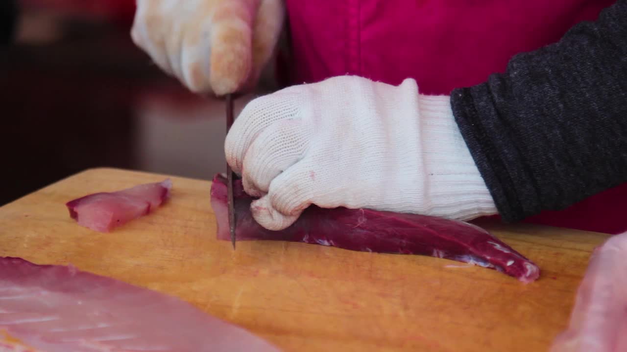 济州岛，经验丰富的渔民在鱼市切鱼来烹饪生鱼片视频素材