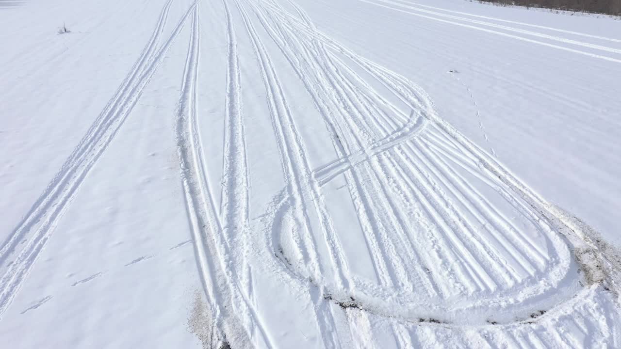 不同车辆在雪地上留下的痕迹是4K无人机拍摄的视频素材