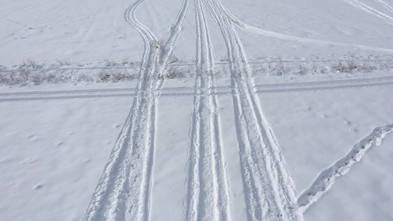 在4K雪地视频里，飞机飞过轮胎痕迹视频素材