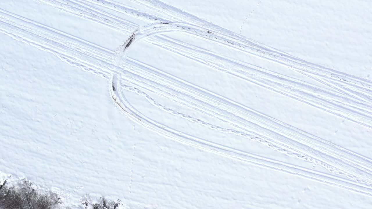 在4K无人机拍摄的雪道上降落视频素材