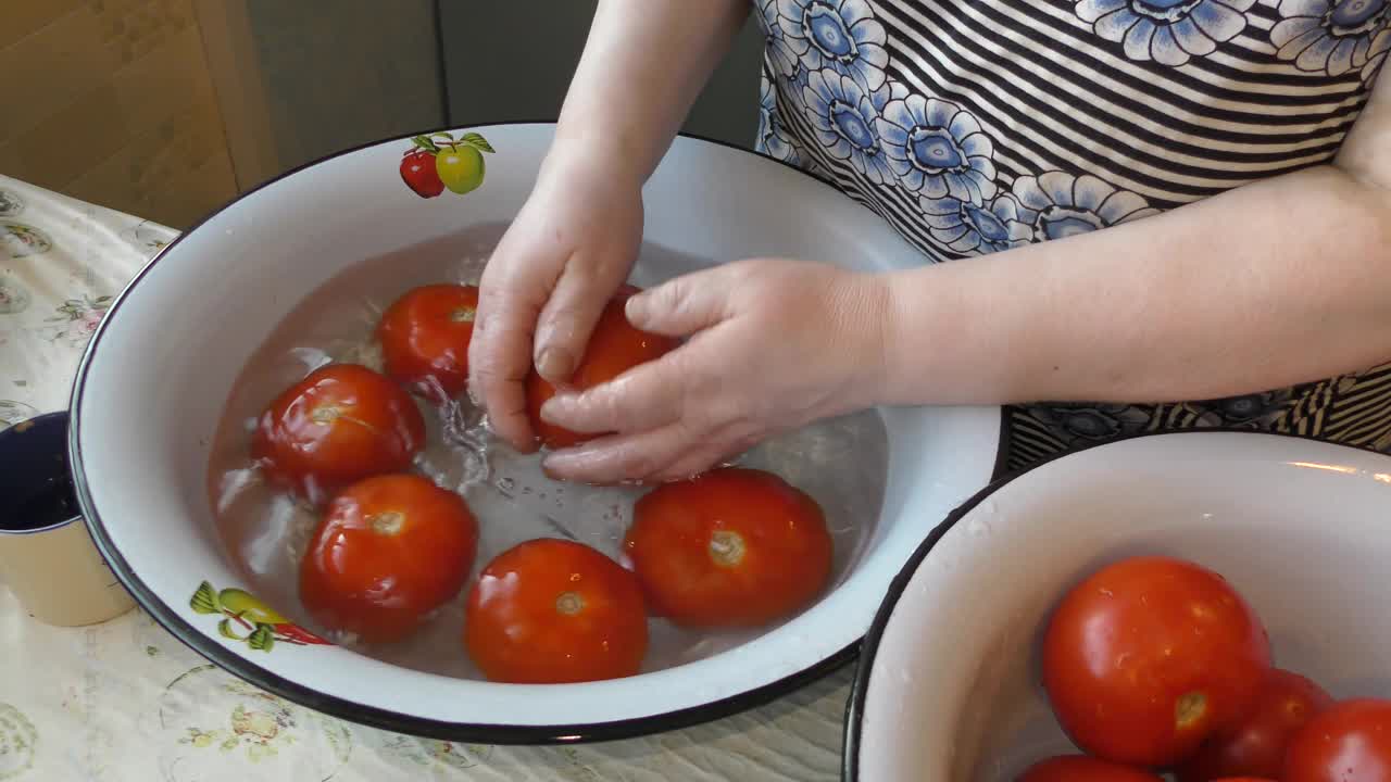 在水里洗西红柿的女人视频素材