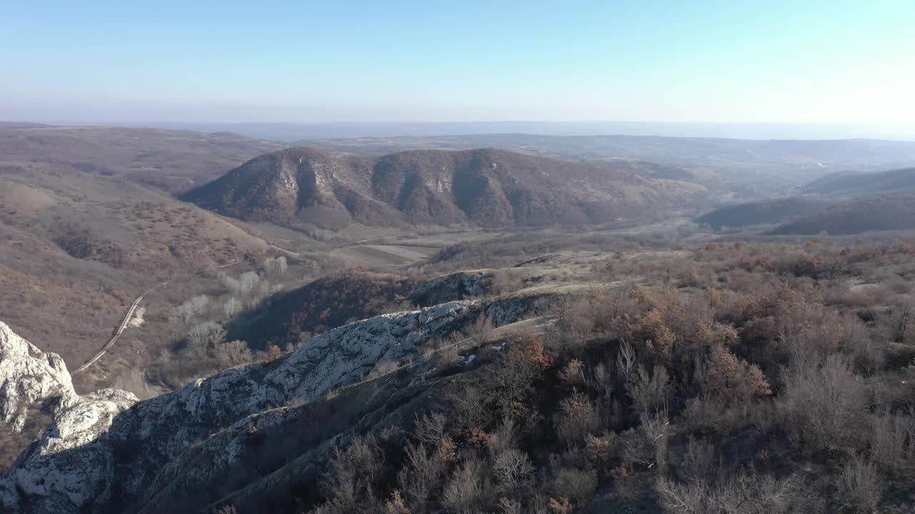 在塞尔维亚东部的4K无人机视频中，有一望无际的森林和山丘视频素材