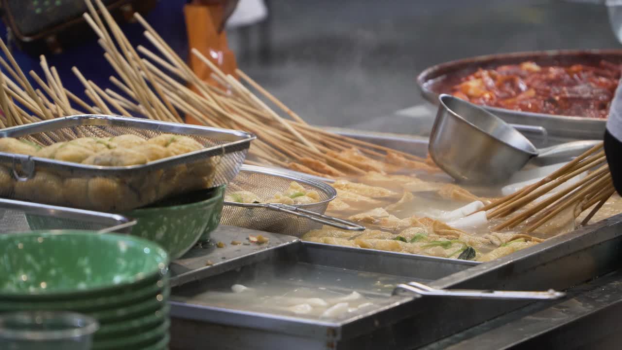 韩式鱼饼、菜汤、菜汤，韩国街头小吃视频素材