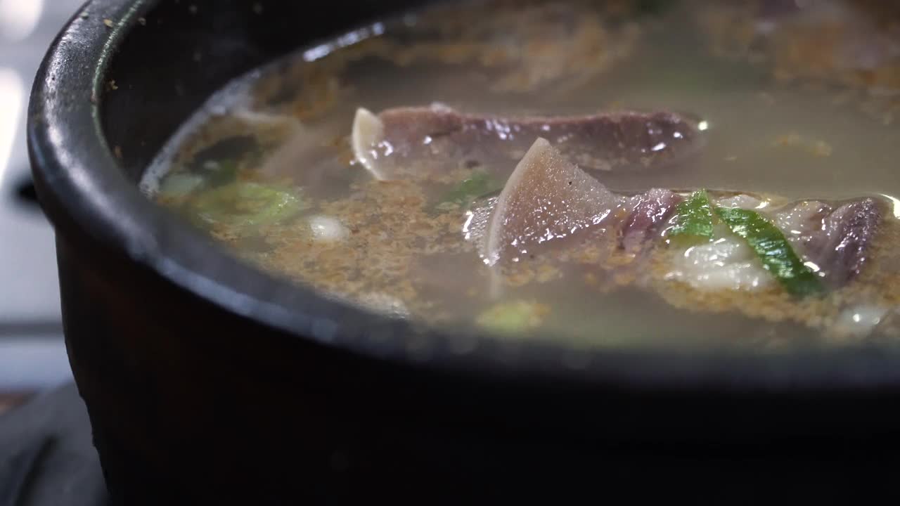 牛头gukbab是韩国的传统膳食，牛肉汤配蒸饭视频下载