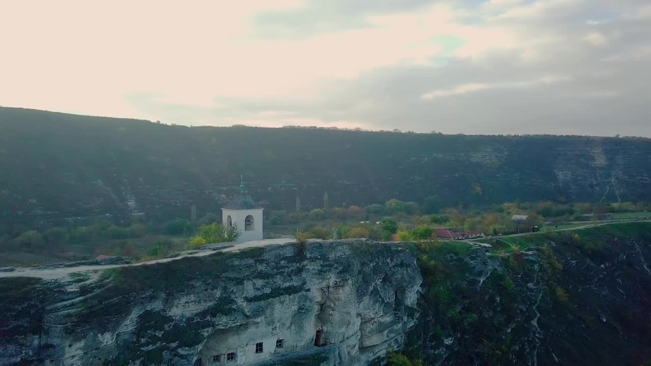 航拍的乡村景观与教堂和村庄。摩尔多瓦共和国。布切尼村，老奥尔黑村。视频素材