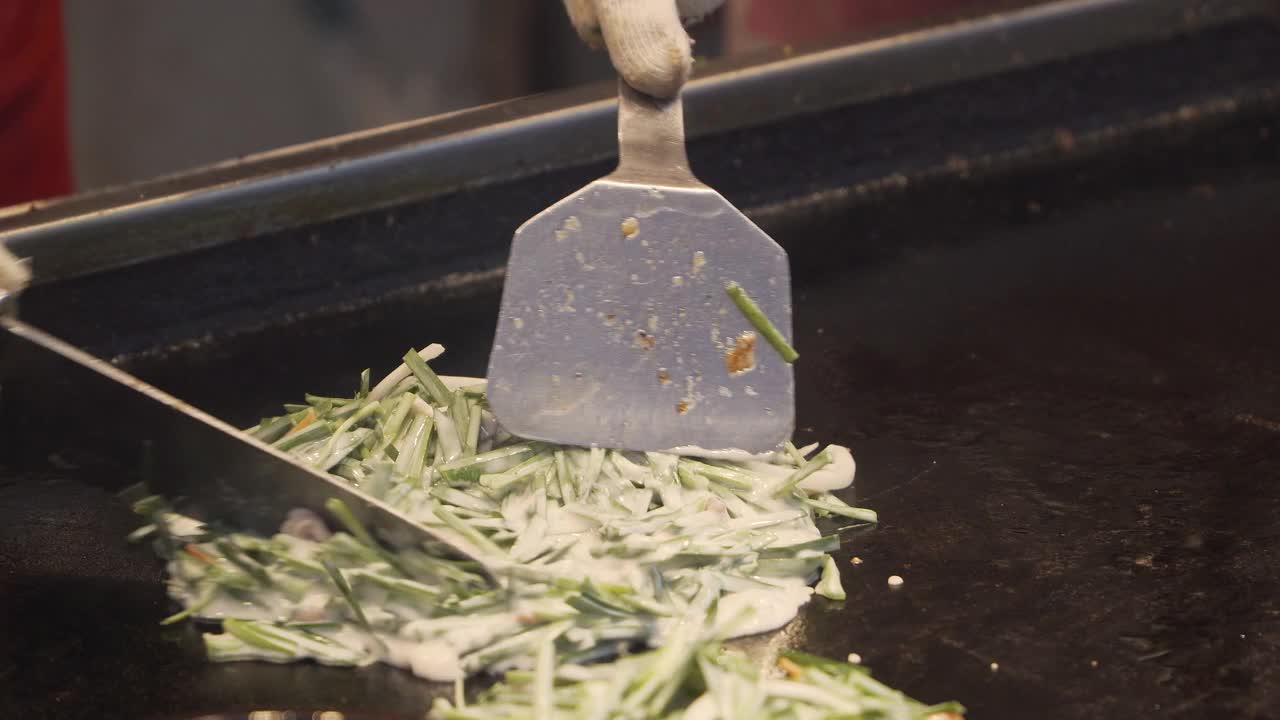 2019年10月:釜山国际市场Bindae-tteok。Bindaetteok视频素材