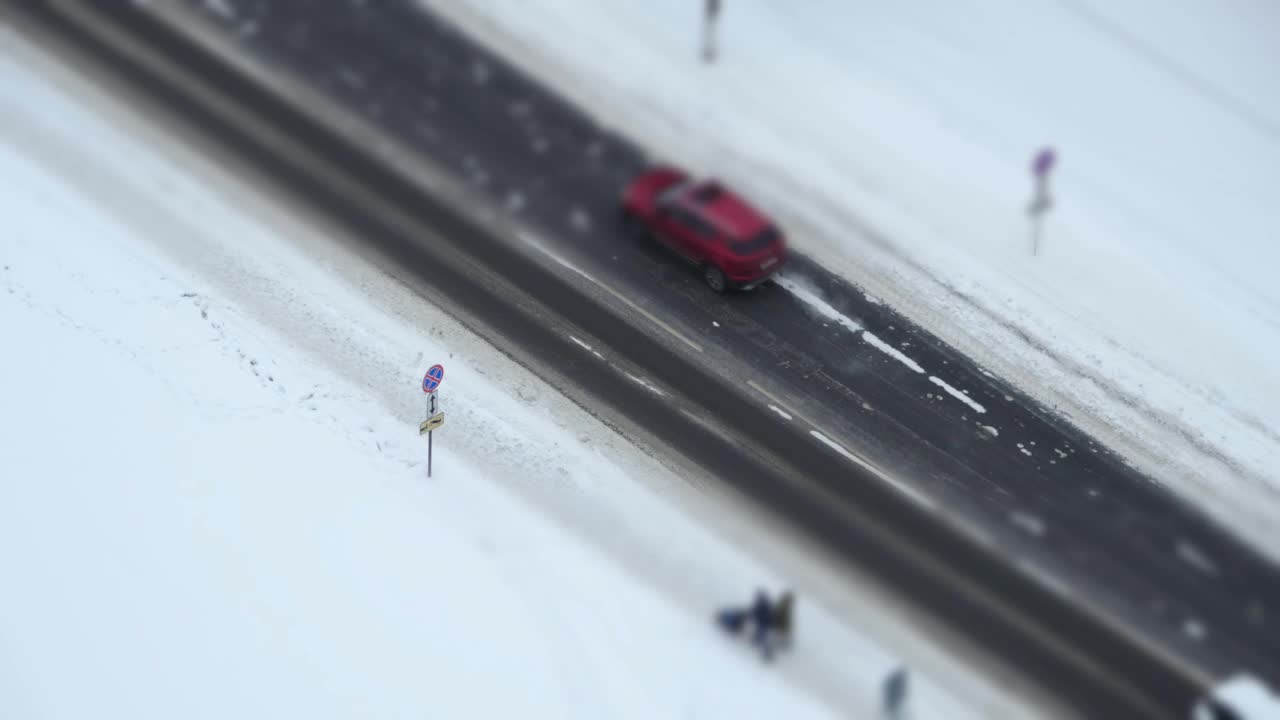 路在雪白的雪地里对角线上视频素材