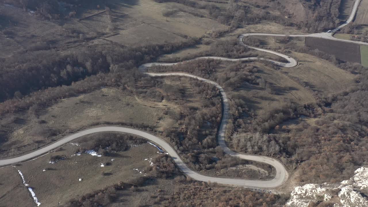 无尽的山谷和曲折的道路4K无人机拍摄视频素材