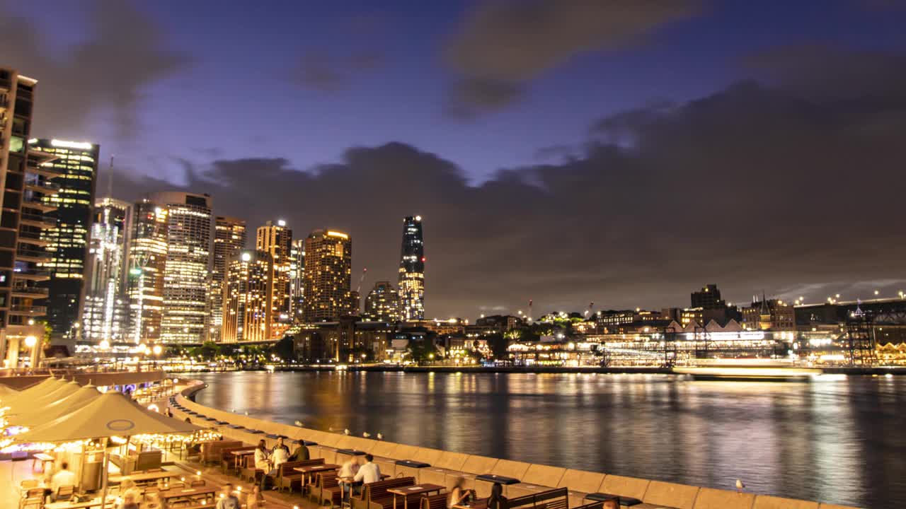 夜景的餐厅在河边有船和渡船视频下载