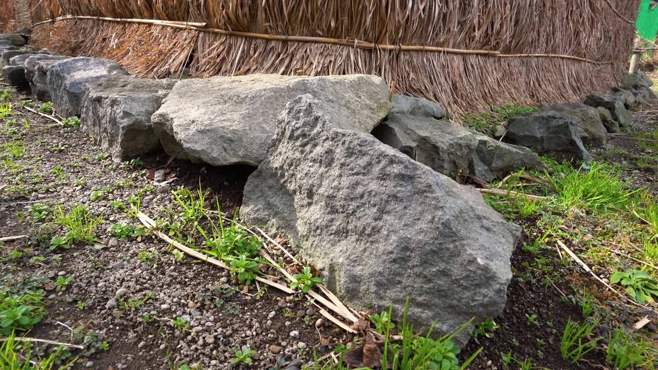 韩国Ulleungdo的传统茅草屋视频素材