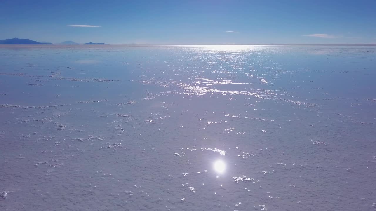 乌尤尼盐滩天线。鸟瞰乌尤尼盐沼著名的玻利维亚盐沼视频素材