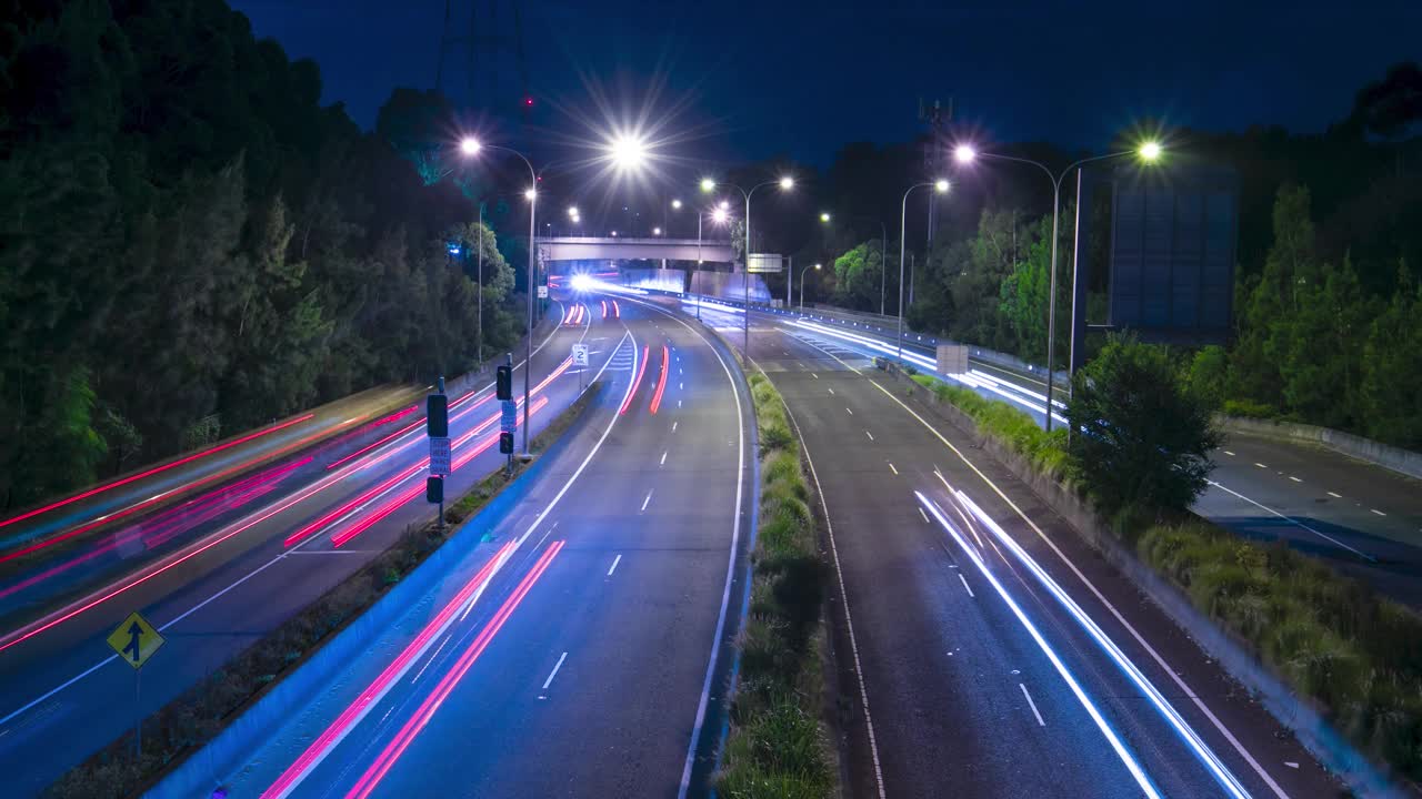 公路交通与灯光小径在夜晚的时间流逝视频下载