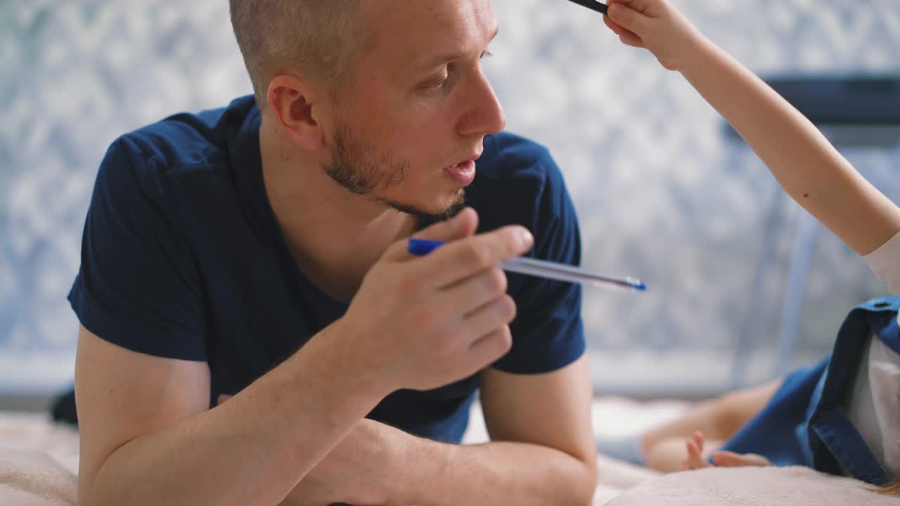 穿着太阳裙的小女孩，订婚了视频素材