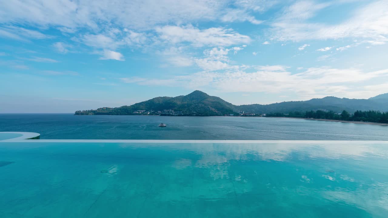 时光流逝蓝天白云飘过大海与游泳池俯瞰安达曼海山脉和清澈的蓝天背景，夏季假期背景概念视频素材