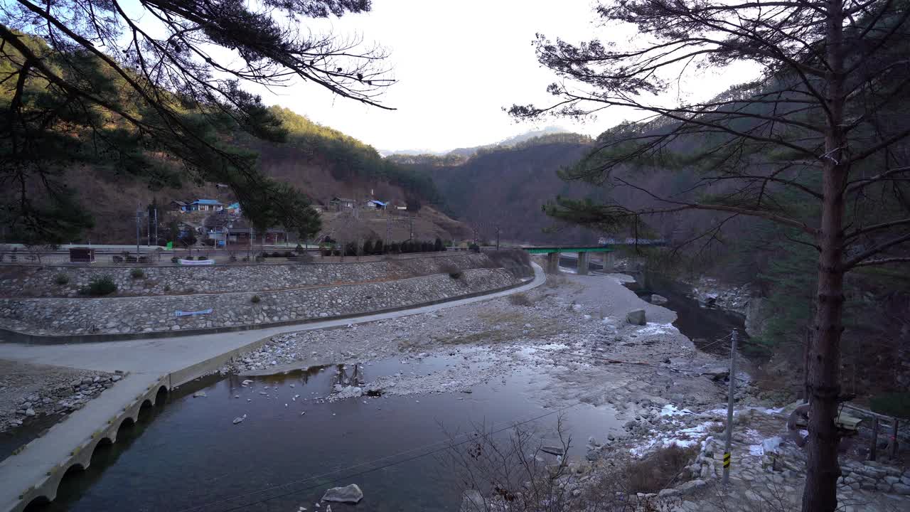 韩国，胜部- 2019年12月:胜部站(永东线，胜部里，石浦myeon, bongwa -gun, Gyeongsangbuk-do)视频下载