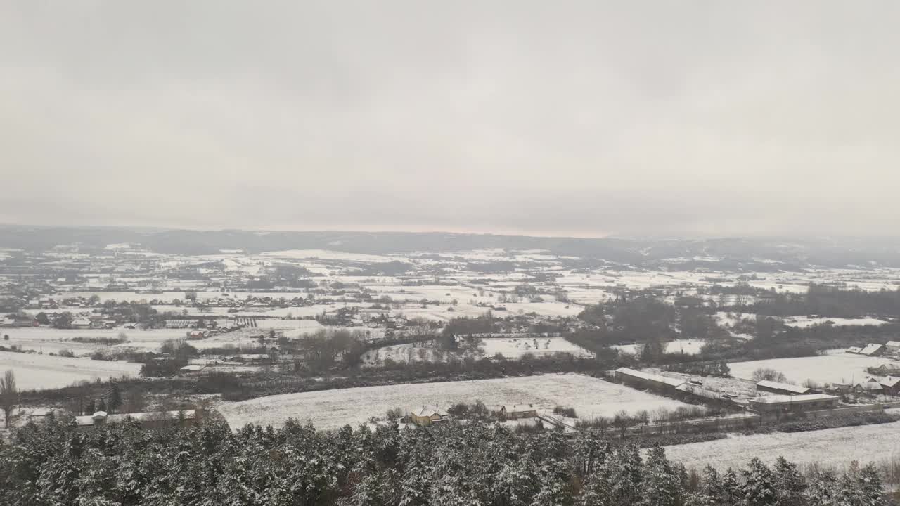 塞尔维亚东部第一场降雪后的景象是4K无人机拍摄的视频素材