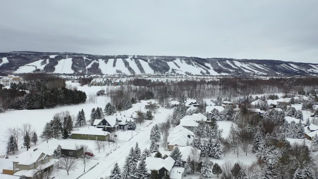 鸟瞰图的雪山小镇视频素材