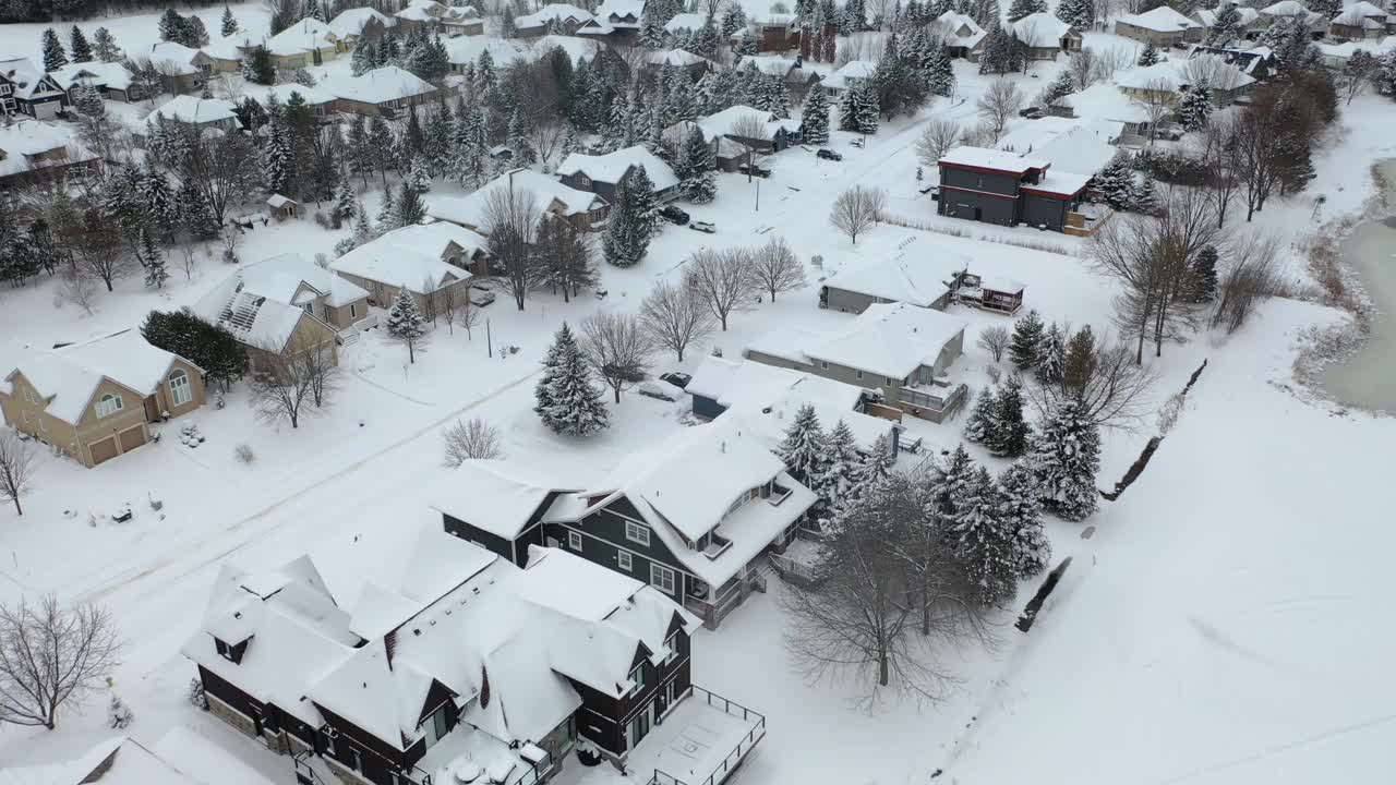 鸟瞰图的雪山小镇视频素材