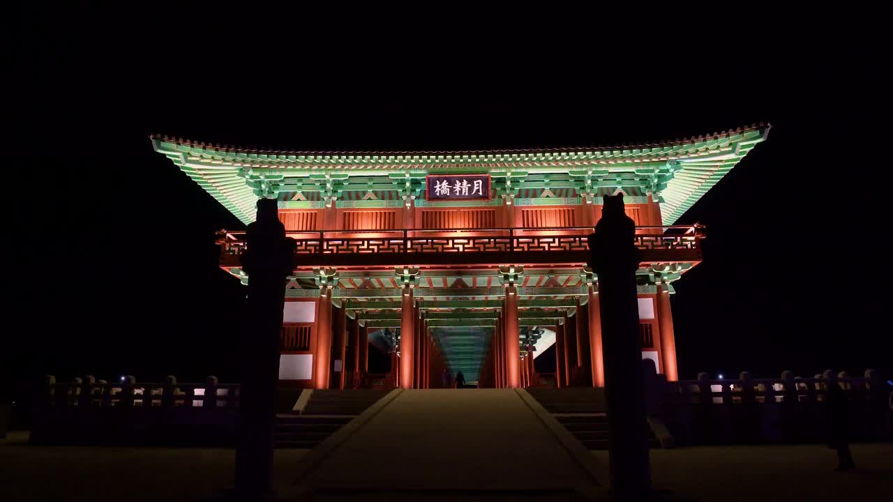 韩国庆州市Woljeonggyo大桥夜景。视频下载